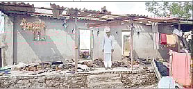 वादळी-वार्यासह झालेल्या पावसात सादलगाव (ता. शिरूर) येथील शेतकरी बबन पवार यांच्या घराचे पत्रे उडून गेले आहेत.