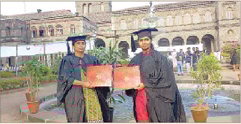 सावित्रीबाई फुले पुणे विद्यापीठातून एकाच वेळी पदवी मिळविणार्या डॉ. अनिता महिरास आणि त्यांची मुलगी कांचन.