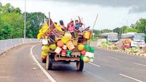 कणकवली : कामगार निघाले विजापूरला!