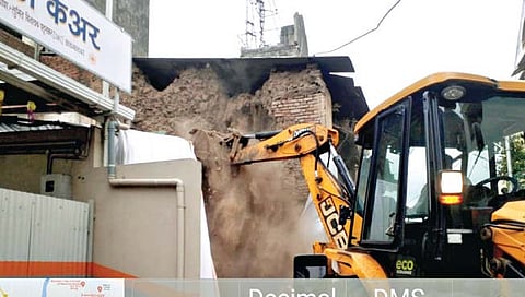 कोल्हापूर : बाबुजमाल परिसरात कारवर भिंत कोसळली