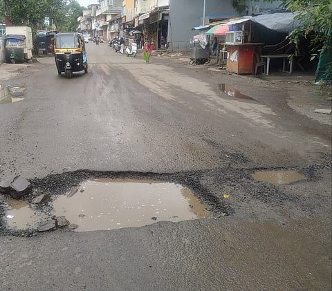 तळेगाव ढमढेरे-शिक्रापूर रस्त्यावर खड्डा