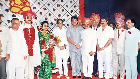 चि. सौ. कां. शीतल व चि. मंदार यांच्या विवाहप्रसंगी उपस्थित मान्यवर. डावीकडून
खा. सदाशिवराव मंडलिक, माजी मंत्री शिवाजीराव देशमुख, शिवसेनाप्रमुख बाळासाहेब ठाकरे,
माजी मुख्यमंत्री विलासराव देशमुख, मी, डॉ. अभय शिर्के, शिशिर शिंदे, सुभाष अतिग्रे,
जिल्हाधिकारी एम. बी. पाटील.