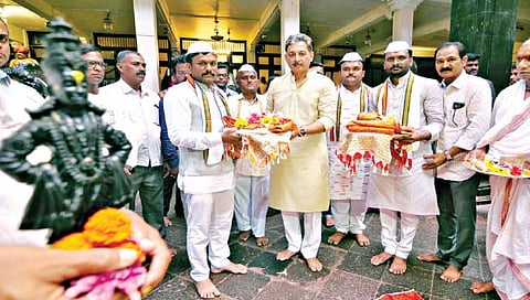 कोल्हापूर : तुकाराम महाराज पालखीसाठी जरी पताका वंशजांकडे सुपूर्द