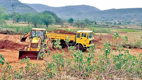 गाळाच्या परवानगीखाली लाल मातीचा उपसा