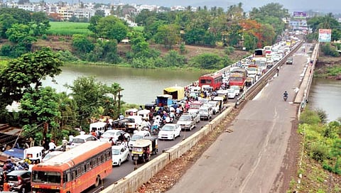 नवीन कृष्णा पुलावर वाहतूक कोंडी