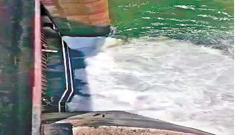 सांगली : साटपेवाडी बंधार्यातून कृष्णेत पाणी सोडले