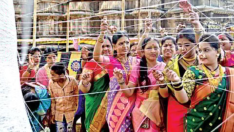 साता जन्माचा नाजूक धागा बांधत वटपौर्णिमा साजरी