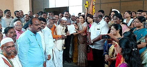 संत तुकाराम महाराज पालखीचा मुक्काम इंदापूर शहरातच ठेवा; तहसिलदारांना दिले नागरिकांनी निवेदन