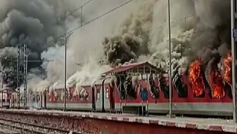 Agnipath Scheme Protest | ‘अग्निपथ’वरून देशभर आंदोलनाचा भडका; २०० रेल्वे सेवा ठप्प, सिकंदराबाद रेल्वे स्थानकावर जाळपोळ, १ ठार