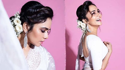 Amruta Photo: केसांत गजरा चंद्राचा नखरा; चंद्रावाणी फुलला मुखडा गं…