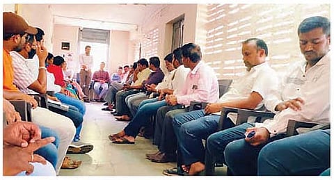 कर्जत : कर्जत नगरपंचायत हद्दीतील अतिक्रमणे नियमानुकूल करण्यासाठी आयोजित बैठकीस उपस्थित मान्यवर.