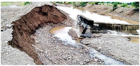 शिराळ (ता. पाथर्डी) येथे पावसाच्या पाण्याने वाहून गेलेला बंधारा. (छाया : मयूर मुखेकर)