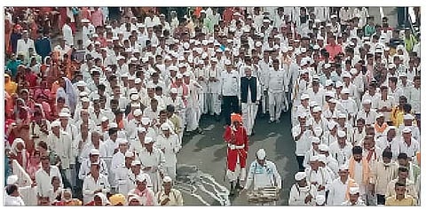 खरवंडी कासार : भगवानगड पालखीचे मोठ्या उत्साहात पंढरपूरला प्रस्थान. (छाया : कृष्णनाथ अंदुरे)