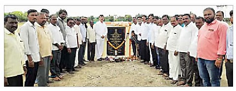 अंथुर्णे येथे भूमिपूजन कार्यक्रमाप्रसंगी राज्यमंत्री दत्तात्रय भरणे व इतर मान्यवर.