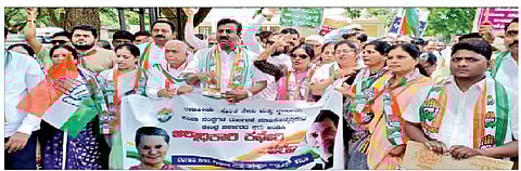 बेळगाव: काँग्रेस नेत्यांमागील ईडीचा ससेमिरा थांबवा ; काँग्रेसच्यावतीने जिल्हाधिकारी कार्यालयावर मोर्चा