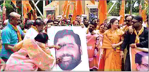 शिंदे यांच्या प्रतिमेला जोडे मारून निदर्शने