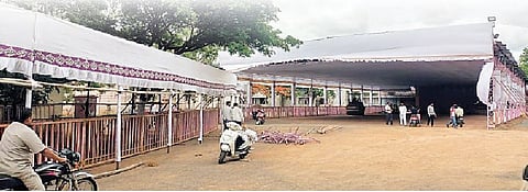 बारामती नगरपालिकेच्या वतीने शारदा प्रांगणात पालखी सोहळ्यासाठी भव्य मंडप उभारण्यात आला आहे. (छाया : युवराज खोमणे)
