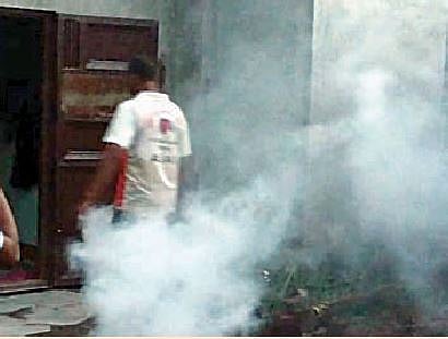 अंथुर्णे परिसरात कीटकनाशक फवारणी करण्यात येत आहे.