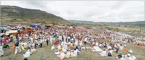 दौंडज खिंडीत भरला वैष्णवांचा मेळा; परिसरातील नागरिकांनी दिली भाजी-भाकरीची न्याहरी