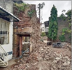 राजगुरूनगर (ता. खेड) येथील हुतात्मा राजगुरूवाड्याच्या प्रवेशद्वाराची सोमवारी मोठ्या प्रमाणात पडझड झाली.