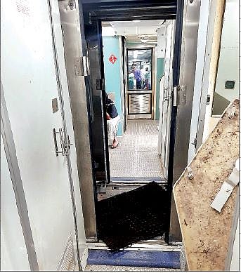 डेक्कन क्वीनचे छप्पर पडले