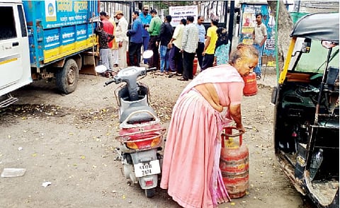 घरपोच गॅसचे रस्त्यावरच वितरण; मार्केट यार्ड परिसरातील स्थिती