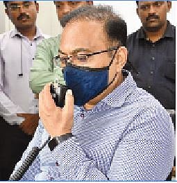 जिल्हाधिकारी कार्यालयातील नियंत्रण कक्षातून संवाद साधताना जिल्हाधिकारी डॉ. राजेश देशमुख.