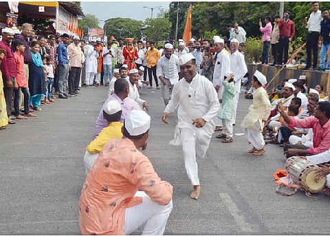 पुणेकरांचा वारकर्यांना मदतीचा हात
