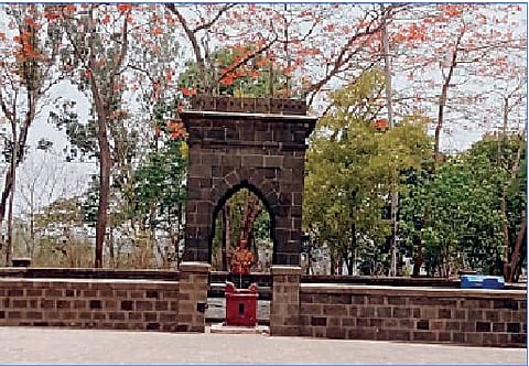 येथे कर माझे जुळती; पाचाड येथील राजमाता जिजामाता राजवाडा आणि समाधीस्थळ