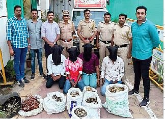 पिरंगुट येथील कंपनीतील चोरीप्रकरणी अटक करण्यात आलेल्या आरोपींसह पौड पोलिसांचे पथक.