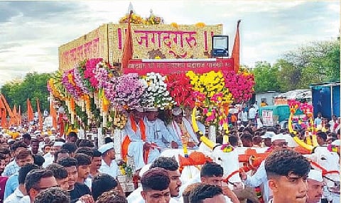 ढगाला थोडे हलवून भिजव माझा गाव तू; तुकोबांची पालखी आज लोणी-काळभोर मुक्कामी