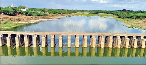 निरा नदीच्या वाहणार्या पात्राचे सराटी (ता. इंदापूर) येथे गुरुवारी घेतलेले छायाचित्र (छाया : राजेंद्र कवडे)