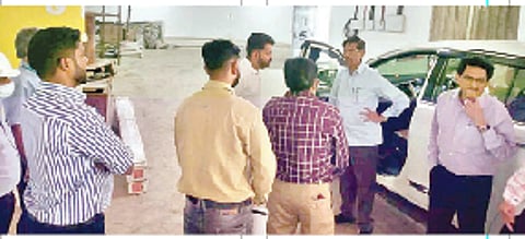 पुणे विमानतळावर सुरू असलेल्या विकासकामांची पाहणी विमानतळ सल्लागार समितीचे अध्यक्ष व खासदार गिरीश बापट यांनी शनिवारी केली.