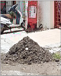 पावसाळी वाहिन्यांचा राडारोडा अद्याप रस्त्यावर