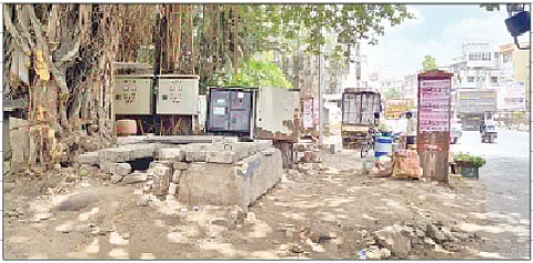 धायरी रस्त्यावर गारमाळ येथे रस्त्यात उभे असलेले धोकादायक वीज फिडर पिलर व खांब दिसत आहेत.