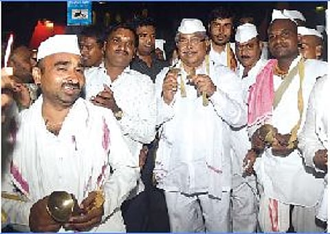 राजकीय भूकंपातही दादांचे विठ्ठल विठ्ठल