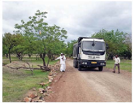 कळस येथील वनातून ठेकेदार कंपनीच्या वाहनांसाठी झाडे बाजूला करून रस्ता तयार केल्याचे दाखवताना बाबामहाराज.