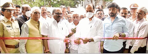 आळंदी रस्ता आरटीओ कार्यालयात रिक्षा फिटनेस ट्रॅकचे उद्घाटन फीत कापून करताना उपमुख्यमंत्री अजित पवार, परिवहनमंत्री अॅड. अनिल परब व अन्य मान्यवर.