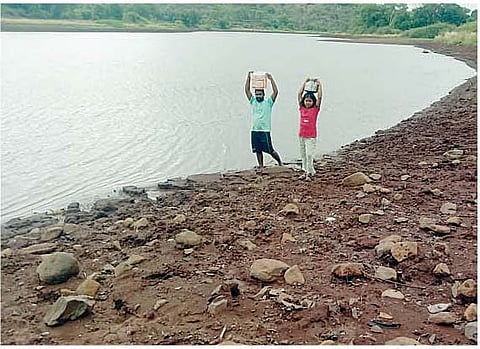 पानशेतजवळील रुळे येथील खडकवासलाच्या पाणलोटातील पाणी स्थानिक नागरिक पिण्यासाठी आणत आहेत.