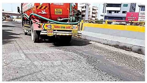 शिरूरमध्ये नव्याने केलेला रस्ता उखडला