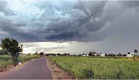 सांगवी (ता. बारामती) भागात दाटून येणारे काळेकुट्ट ढग.(छाया : अनिल तावरे)