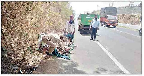 दिवे घाटातील कचरा गोळा करताना कर्मचारी.