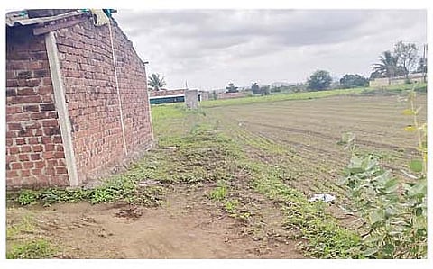 जाधववाडी येथे लौकी-रांजणी रस्त्यालगत अतिक्रमण करून बंद केलेला रस्ता.