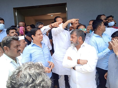 उद्यानाची पहाणी करून कार्यकर्त्यांना सूचना देताना अजित पवार