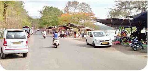 वाहनतळाअभावी खडकवासला चौपाटी रस्त्यावर लावलेली वाहने.