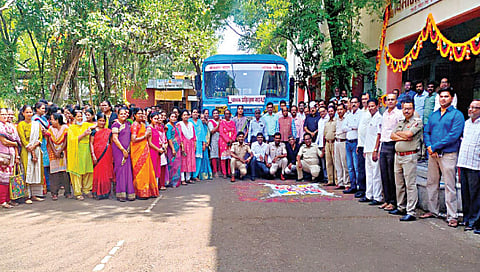 नाशिक : विभागीय कार्यालयात वर्धापन दिन साजरा करताना एसटी महामंडळाचे अधिकारी-कर्मचारी.