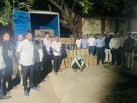 निरा येथे राज्य उत्पादन शुल्क विभागाच्या कारवाईत जप्त केलेला दारूसाठा.