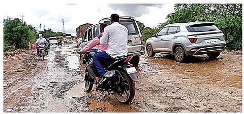 पाथर्डी : राष्ट्रीय महामार्गावरील ठिकठिकाणी मोठ-मोठे खड्डे पडले असून पावसाचे पाणी या खड्ड्यांमध्ये साचते. त्याचा वाहतुकीवर मोठा परिणाम होत आहे. (छाया : अमोल कांकरिया)