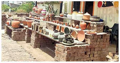 मातीच्या भांड्यांची मागणी घटल्याने शोभेच्या वस्तू घडविण्याची वेळ कुंभार व्यावसायिकांवर आली आहे.