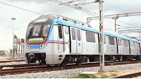 पुणे : हिंजवडीत मेट्रो सेगमेंटची उभारणी; आयुक्त डॉ. सुहास दिवसे यांच्या उपस्थितीत कार्यक्रम